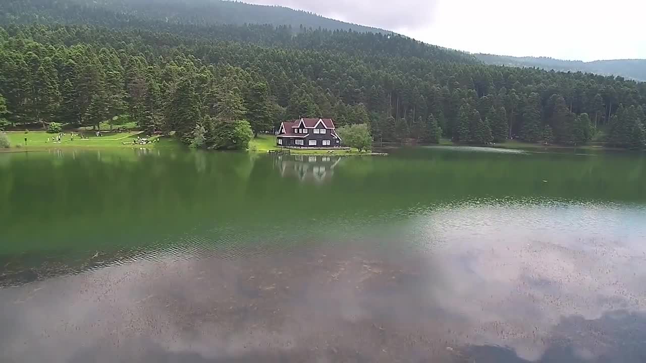 森林与湖泊环绕的静谧小屋